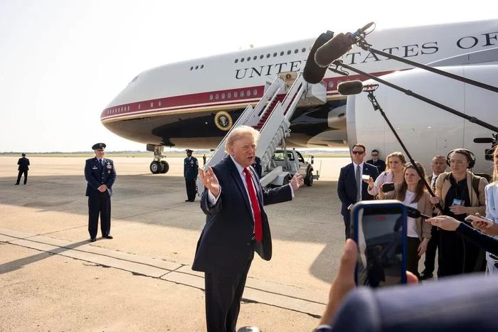 Tổng thống Mỹ Donald Trump phát biểu trước các phóng viên trước khi lên chiếc chuyên cơ Air Force One mới được Qatar tặng tại căn cứ không quân Joint Base Andrews ở Maryland vào ngày 1/7. Ảnh: Straitstimes.