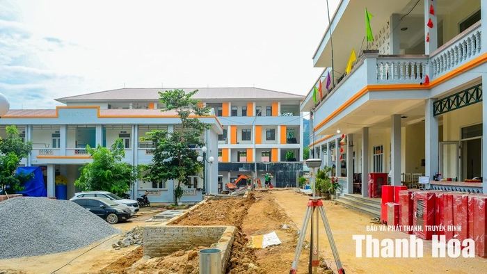 Dự án cải tạo và mở rộng Trường nội trú liên cấp Tiểu học và THCS Sơn Thủy, xã Sơn Thủy đang được gấp rút hoàn thiện. Ảnh: Hoàng Đông
