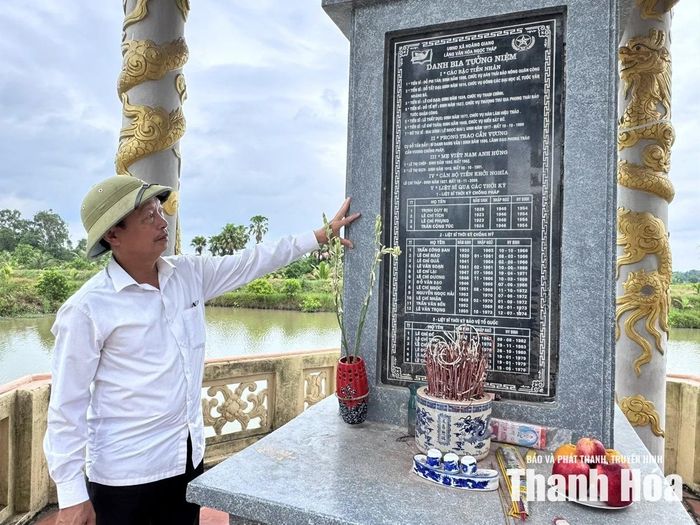 Ông Lê Khắc Vượng, Bí thư Chi bộ thôn Hoàng Giang, xã Trung Chính giới thiệu về danh bia tưởng niệm - nơi thờ các vị tiến sĩ và các anh hùng liệt sĩ của xóm Ngọc Tháp.
