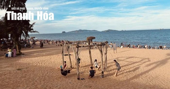 Những chiếc xích đu đơn giản được dựng lên bên bờ biển góp phần tăng thêm niềm vui, hứng khởi cho du khách, đặc biệt là các bạn nhỏ.