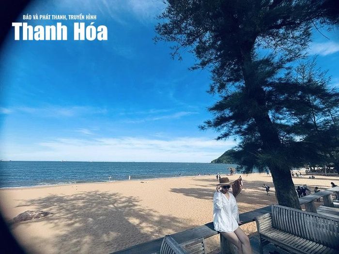 Ngay từ những bước chân đầu tiên trên hành trình khám phá vẻ đẹp Bãi Đông, du khách dễ dàng chọn cho mình những góc check-in đẹp.