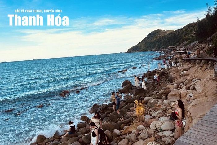 Một trong những điểm gây ấn tượng, làm nên sự khác biệt của Bãi Đông với các vùng biển khác là hệ thống những ghềnh đá tự nhiên đủ hình dáng trải dài theo mép nước.