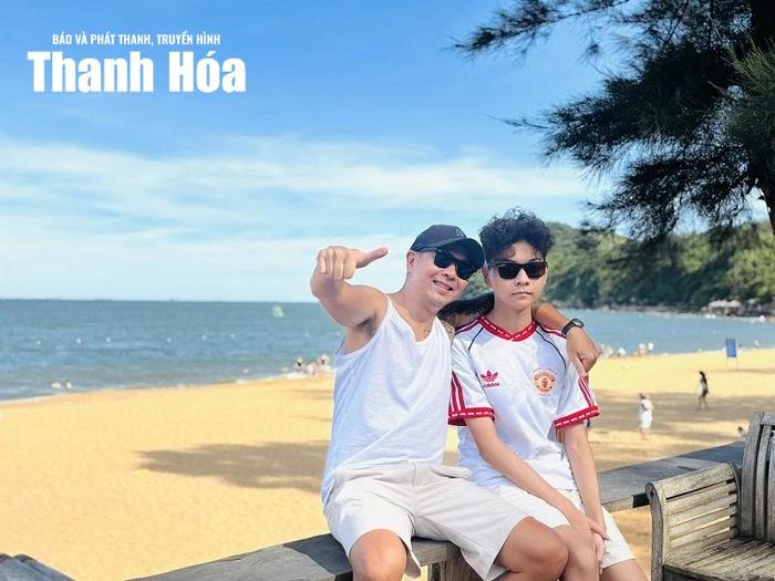 Nụ cười của du khách tô đẹp thêm cho cảnh biển.