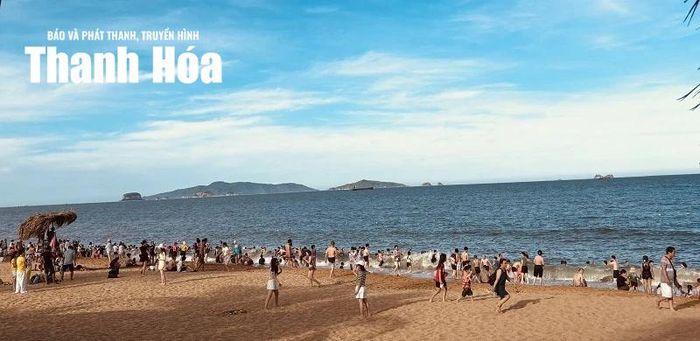 Không có cảnh tấp nập, du khách thỏa sức tận hưởng cảm giác vui đùa với sóng, gió biển khơi.