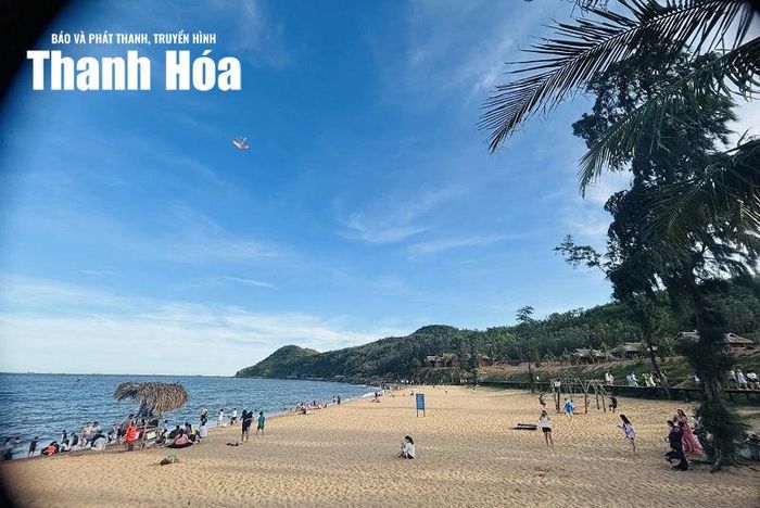 Tiếp tục dạo bước trên cây cầu gỗ, du khách tiến sâu vào lòng Bãi Đông, ngắm nhìn vẻ đẹp của bãi cát dài thoai thoải ôm sát chân sóng.