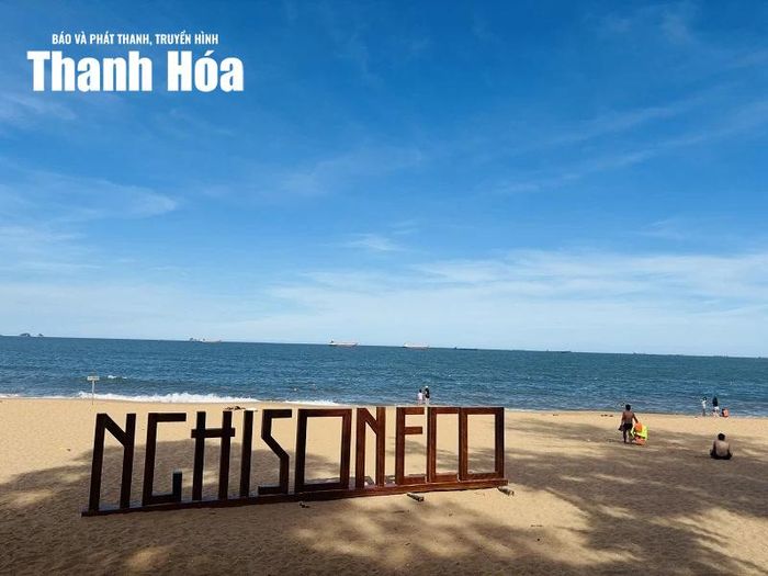 Hàng chữ “Nghi Sơn Eco” đan vào bóng nắng tựa như lời chào thân ái mà vùng biển này dành cho du khách.