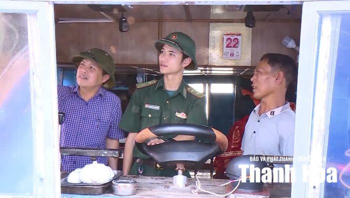 Các lực lượng chức năng tuyên truyền, hỗ trợ ngư dân đảm bảo các điều kiện an toàn trong mỗi chuyến vươn khơi.