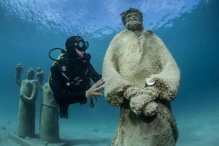Nhiều du khách đã tìm đến bảo tàng dưới nước gần thành phố Trogir để tránh nóng. Ảnh: Luxury Living Croatia