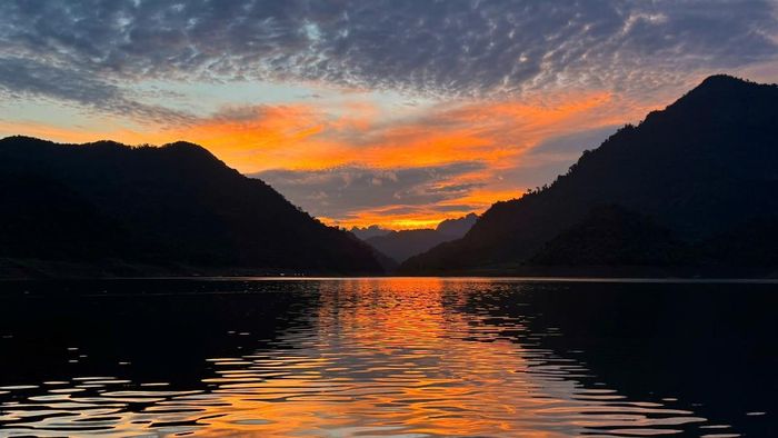 Hoàng hôn trên hồ Na Hang. Ảnh: Nguyễn Hữu Cường, CEO Tràng An Travel, thành viên đoàn khảo sát.