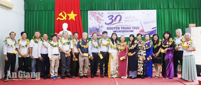 Tặng quà tri ân thầy cô.