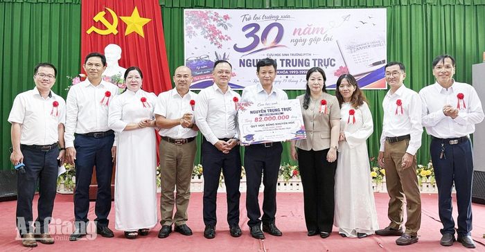 Cựu học sinh Trường THPT Nguyễn Trung Trực khóa K93-96 trao bảng tượng trưng ủng hộ Quỹ khuyến học của trường.
