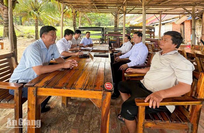 Ngày đầu ra quân, qua tuyên truyền vận động ông Phạm Văn sỹ đại điện doanh nghiệp Free beach Phú Quốc đã tự nguyện tháo dỡ công trình vi phạm.