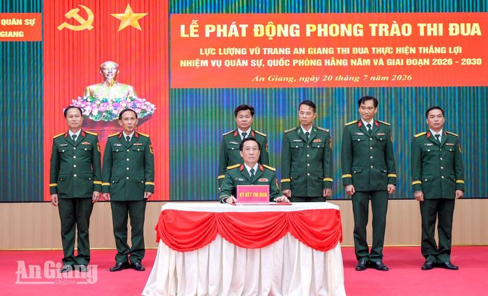 Thủ trưởng Bộ Chỉ huy Quân sự tỉnh An Giang chứng kiến đại diện các cơ quan thuộc Bộ Chỉ huy Quân sự tỉnh, Ban Chỉ huy Bộ đội Biên phòng tỉnh, Trung đoàn 892 và Trung đoàn 893 ký kết giao ước thi đua.