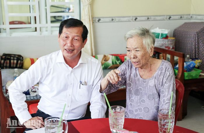 Phó Chủ tịch UBND tỉnh An Giang Lê Văn Phước thăm gia đình bà Huỳnh Thị Hoa.