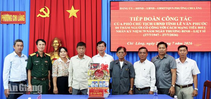 Phó Chủ tịch UBND tỉnh An Giang Lê Văn Phước tặng quà gia đình có công phường Chi Lăng.