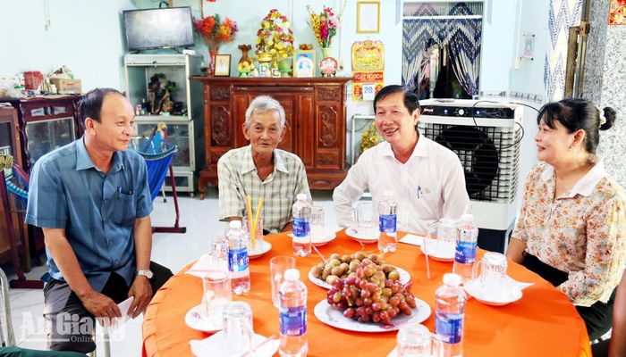 Phó Chủ tịch UBND tỉnh An Giang thăm gia đình ông Nguyễn Văn Đực (thứ hai từ trái qua).