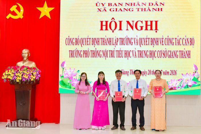 Hiệu trưởng và các Phó Hiệu trưởng nhà trường nhận quyết định điều động, bổ nhiệm.