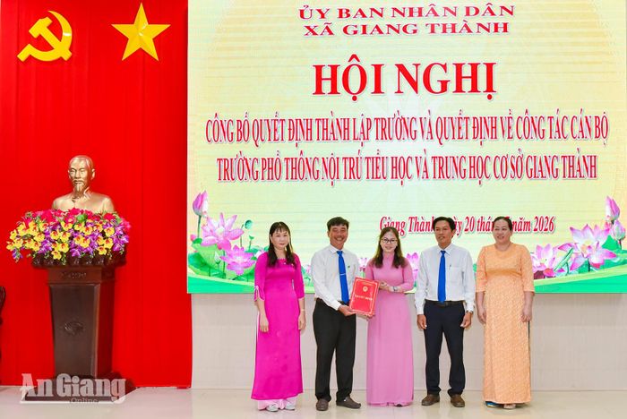 Thường trực UBND xã Giang Thành trao quyết định thành lập Trường Phổ thông nội trú Tiểu học và THCS Giang Thành cho Ban Giám hiệu nhà trường.