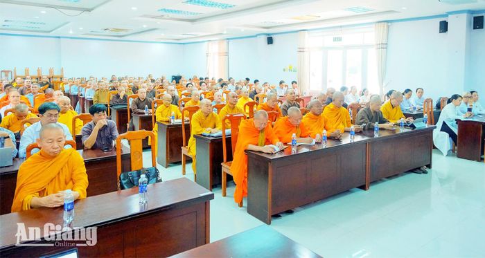 Các đại biểu tham dự hội nghị.