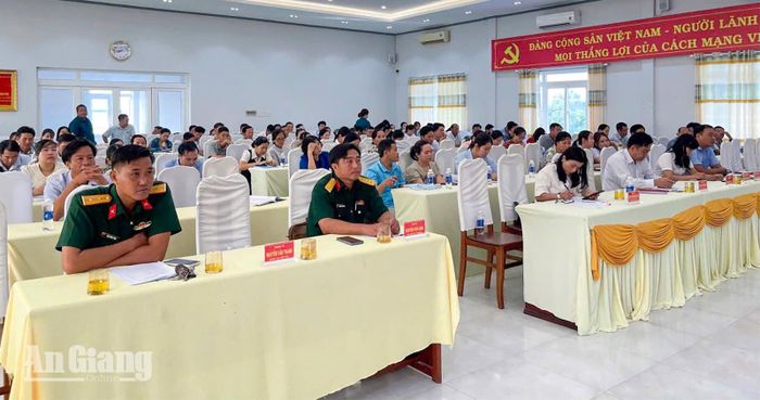 Các học viên tham gia lớp bồi dưỡng kiến thức quốc phòng và an ninh tại xã Mỹ Thuận.