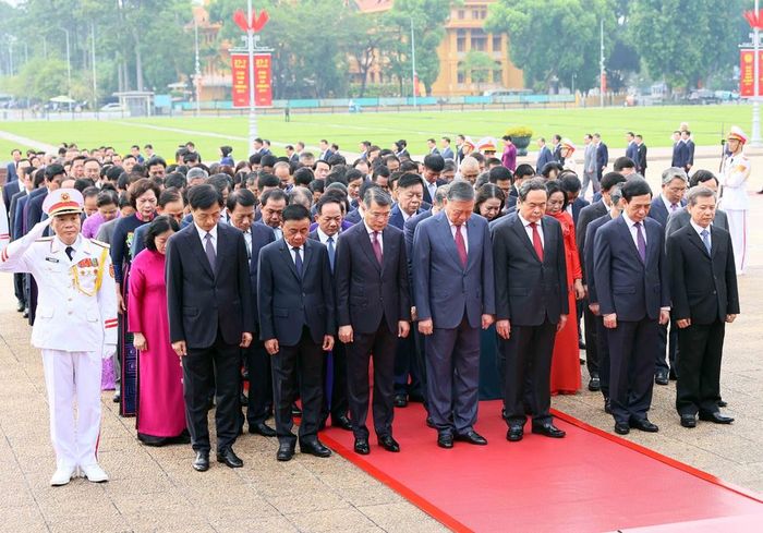 Đoàn đại biểu Ban Chấp hành Trung ương Đảng đến đặt vòng hoa và vào Lăng viếng Chủ tịch Hồ Chí Minh.