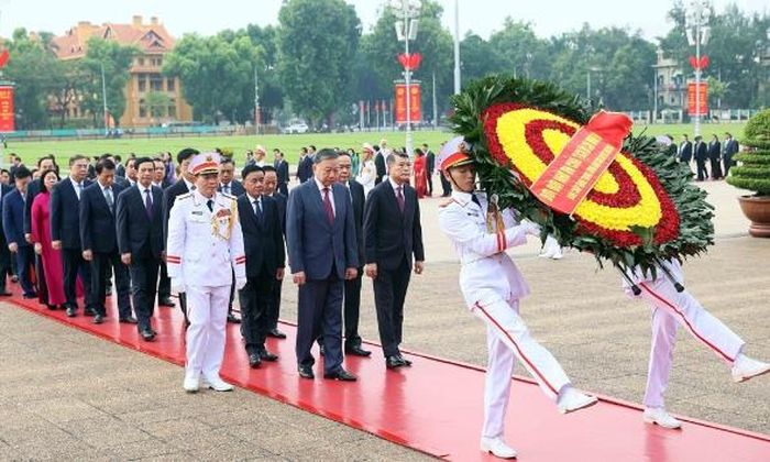Đoàn đại biểu Ban Chấp hành Trung ương Đảng đến đặt vòng hoa và vào Lăng viếng Chủ tịch Hồ Chí Minh.