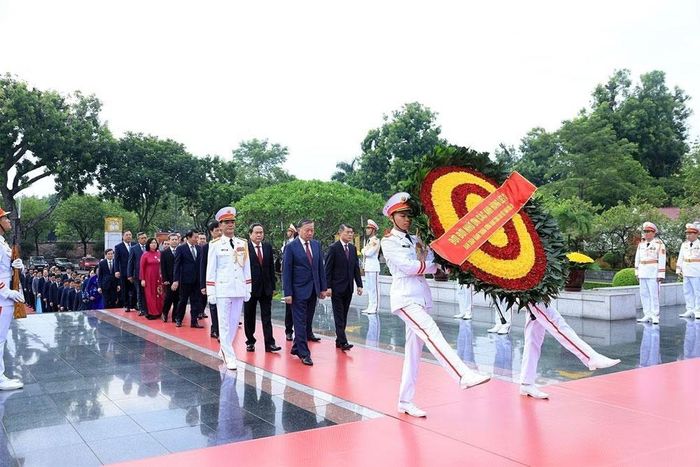Đoàn đại biểu Ban Chấp hành Trung ương Đảng đến đặt vòng hoa tại Đài tưởng niệm các Anh hùng liệt sĩ trên đường Bắc Sơn, Hà Nội.