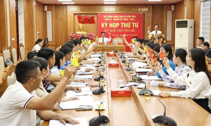 Đại biểu HĐND xã Hiệp Hòa biểu quyết thông qua chủ trương thành lập phường tại kỳ họp thứ Tư.