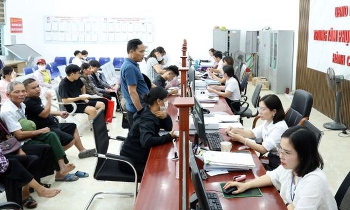 Cán bộ Trung tâm Phục vụ hành chính công phường Tân An tiếp nhận, giải quyết thủ tục hành chính cho công dân. 