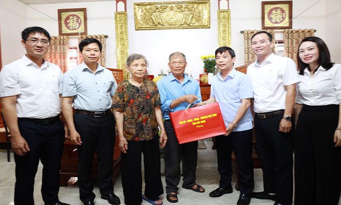 Đồng chí Nguyễn Anh Tuấn cùng lãnh đạo Sở Nội vụ, phường Tiền Phong tặng quà cho bệnh binh Đào Duy Hinh.