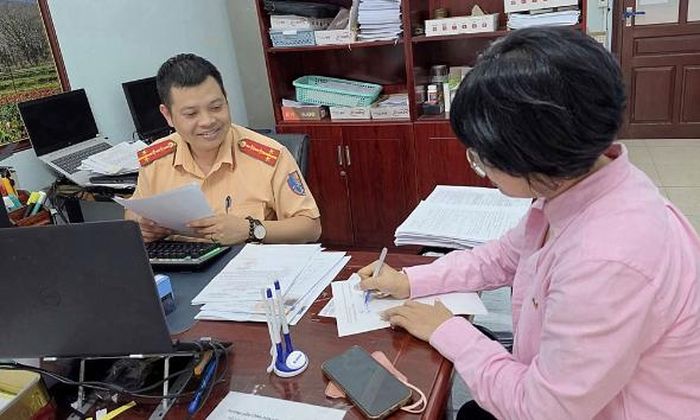 Một trường hợp đỗ xe sai quy định (do người dân phát hiện, phản ánh) đến làm thủ tục xử lý vi phạm tại Phòng Cảnh sát giao thông. Ảnh chụp ngày 16/7.