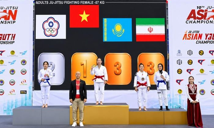 Võ sĩ Hà Thị Ánh Uyên trên bục nhận Huy chương Vàng hạng cân dưới 57kg nữ nội dung Fighting.