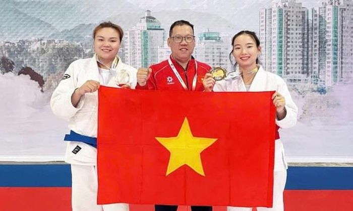 Huấn luyện viên Trần Vũ Quang (Trung tâm Huấn luyện và thi đấu thể thao Bắc Ninh số 1) chia vui cùng hai học trò sau thành tích xuất sắc tại giải.