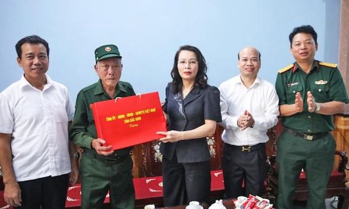 Đồng chí Nguyễn Thị Hương tặng quà thương binh Trần Văn Thành.