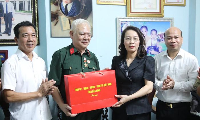 Đồng chí Nguyễn Thị Hương thăm, tặng quà thương binh Ngô Bảo Đỉnh.