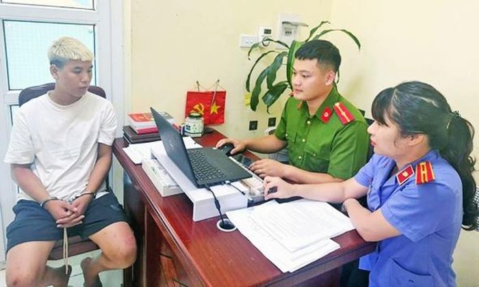 Kiểm sát viên Viện Kiểm sát nhân dân khu vực 7 - Bắc Ninh và điều tra viên Cơ quan Cảnh sát điều tra Công an tỉnh lấy lời khai của Nguyễn Long Cảnh. Ảnh của Viện Kiểm sát nhân dân khu vực 7 - Bắc Ninh.