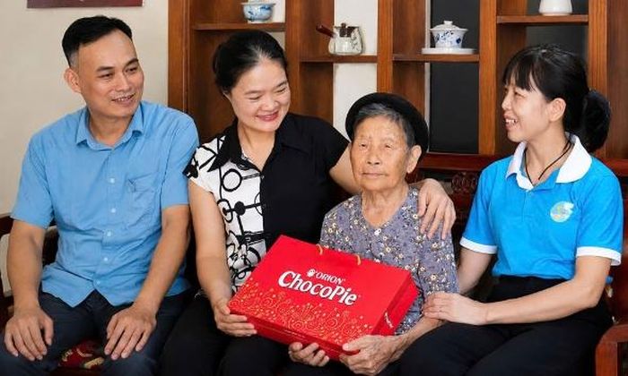 Hội Liên hiệp Phụ nữ xã Hợp Thịnh cùng các đoàn thể xã thăm, tặng quà tri ân gia đình vợ liệt sĩ Ngô Gia Kính tại thôn Ninh Tào.