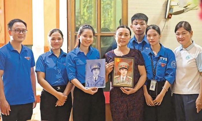 Đoàn viên, thanh niên xã Tân Yên, Hội đồng hương sinh viên Tân Yên tại Hà Nội trao di ảnh phục dựng cho thân nhân liệt sĩ trên địa bàn. Ảnh: Thu Thủy.