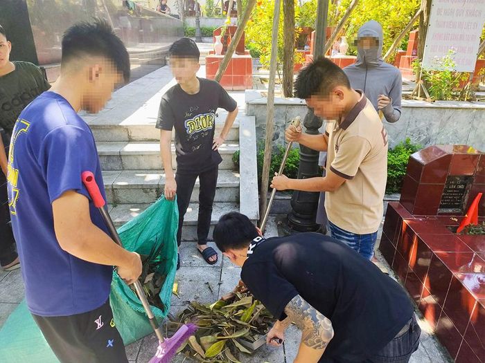 Thanh, thiếu niên phường Vũ Ninh chăm sóc, làm đẹp nghĩa trang Liệt sĩ thành phố Bắc Ninh (cũ).