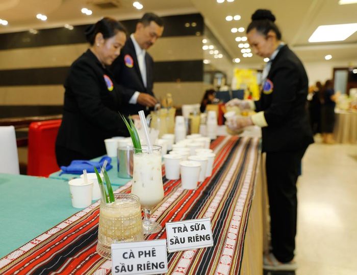 Cà phê sầu riêng, trà sữa sầu riêng được các chuyên gia ẩm thực đến từ Thành phố Hồ Chí Minh pha chế có hương vị độc lạ, hấp dẫn.