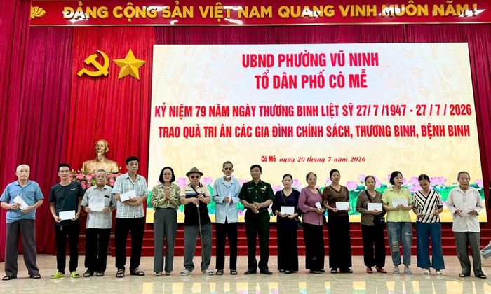 Tại chương trình khai mạc Tuần phim, phường Vũ Ninh tổ chức trao quà cho các gia đình người có công trên địa bàn.