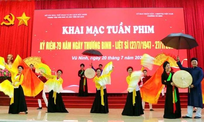Biểu diễn văn nghệ chào mừng khai mạc Tuần phim kỷ niệm Ngày Thương binh - Liệt sĩ 27/7.