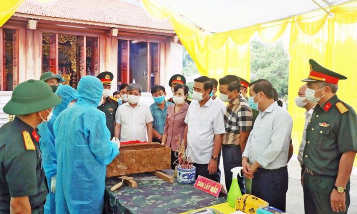 Đồng chí Lê Xuân Lợi và lãnh đạo các sở, ngành kiểm tra công tác lấy mẫu xác định danh tính hài cốt liệt sĩ.