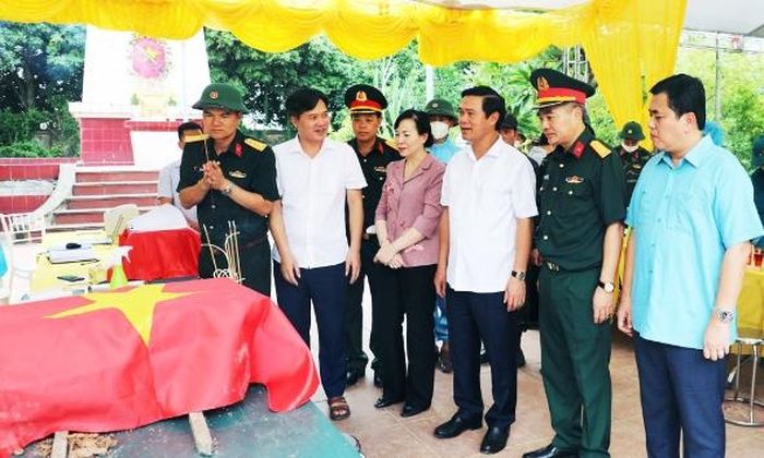Đồng chí Lê Xuân Lợi kiểm tra việc thực hiện nhiệm vụ tại nghĩa trang liệt sĩ Tri Phương (xã Đại Đồng).
