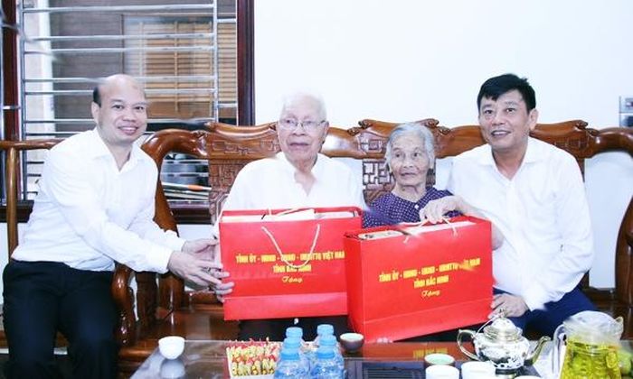 Đồng chí Ngô Tân Phượng và lãnh đạo Sở Nội vụ trao tặng quà cho gia đình ông bà Đàm Văn Nga - Ngô Thị Chắt.