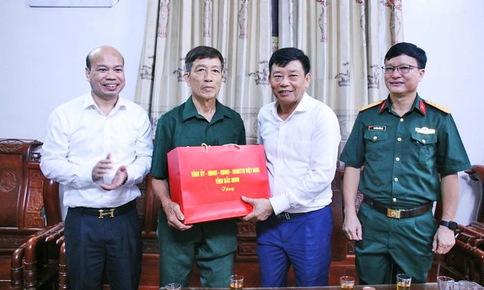Đồng chí Ngô Tân Phượng trao tặng quà cho bệnh binh Đàm Thuận Mai.