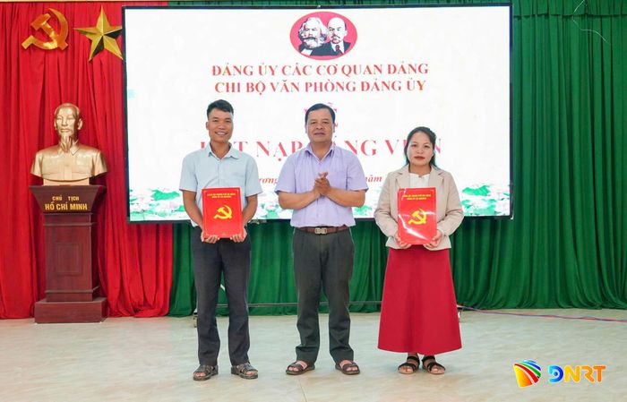 Chi bộ Văn phòng Đảng ủy (Đảng ủy các cơ quan Đảng xã Avương) kết nạp đảng viên mới. Ảnh N.P