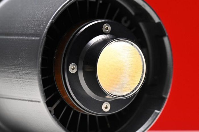 Công nghệ GaN giúp Maxima Spectra đạt tỷ lệ lux-trên-trọng lượng cao nhất phân khúc.