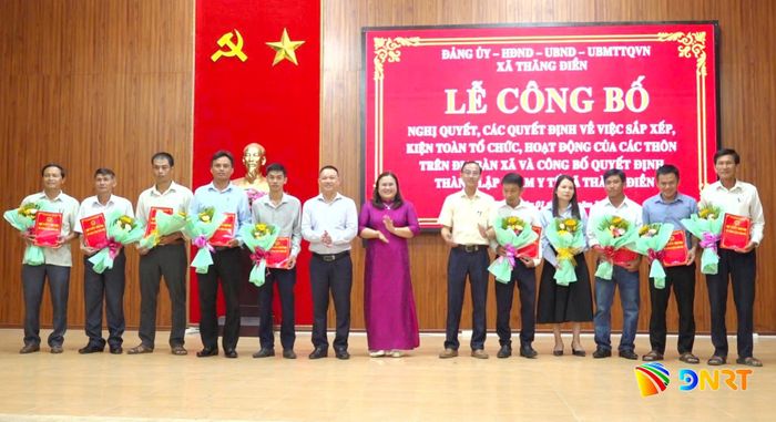 Lãnh đạo xã Thăng Điền trao quyết định bố trí cán bộ các thôn sau kiện toàn. Ảnh: GIANG BIÊN