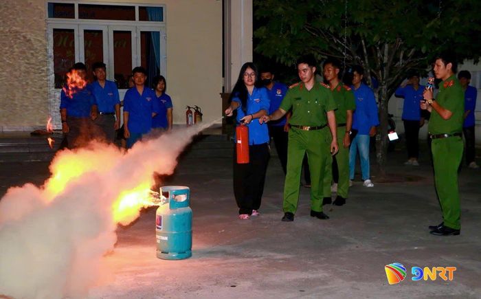 Thực hành cách sử dụng các loại bình chữa cháy xách tay. Ảnh: THU HƯƠNG